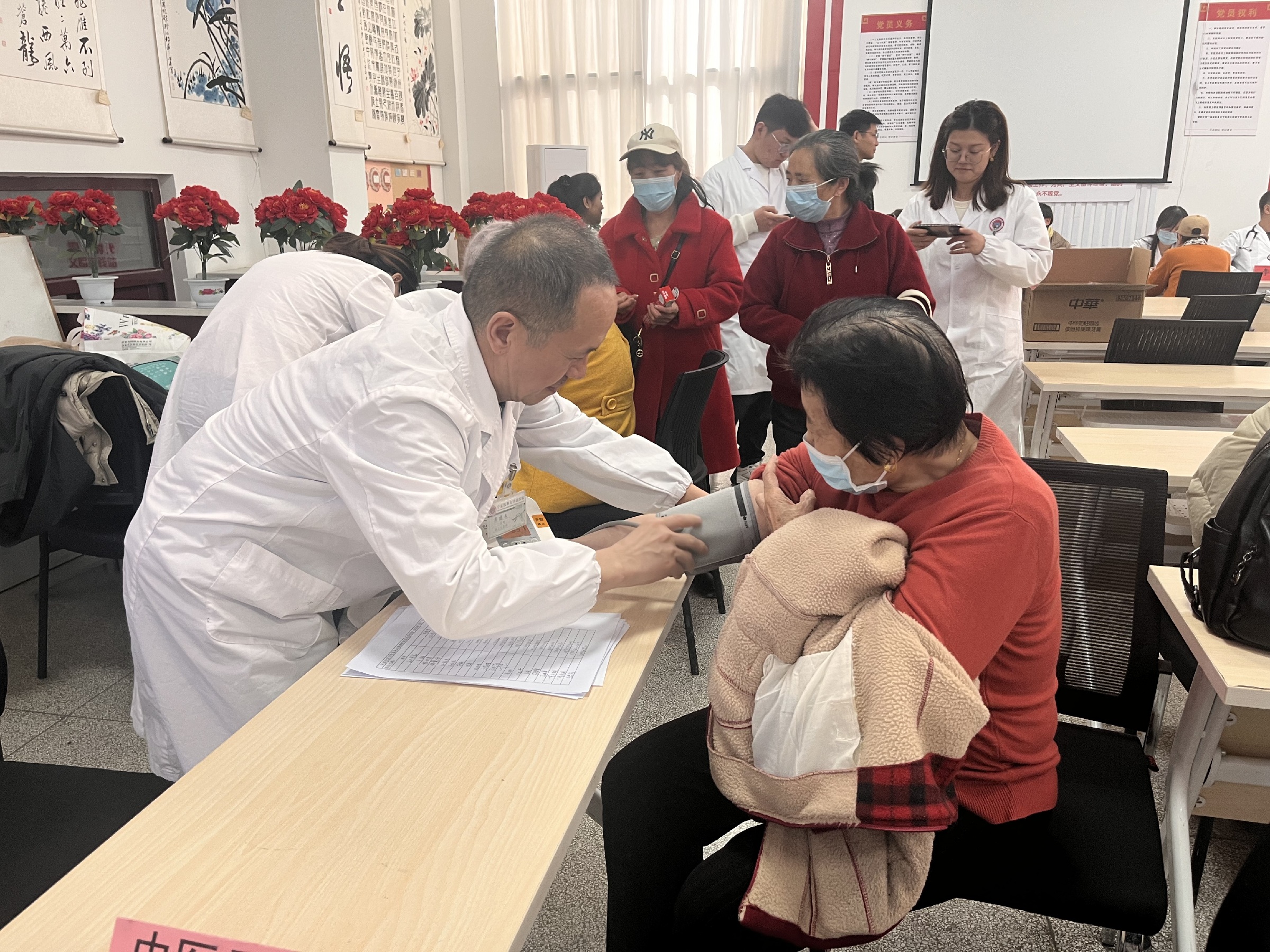 民进宁夏医科大学总支：学雷锋 迎三八 送服务 守健康2.jpg