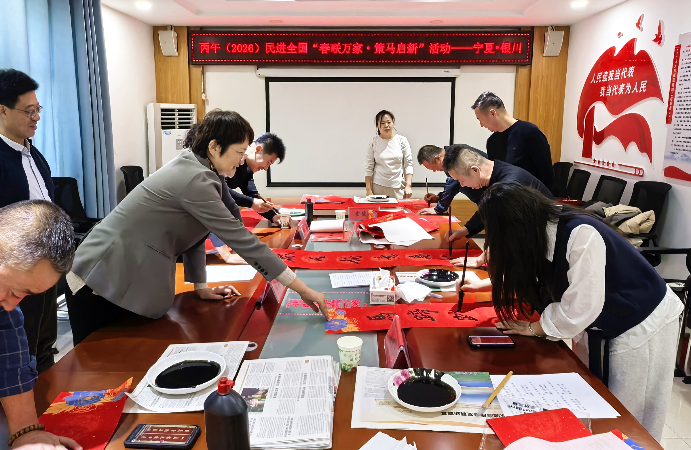 翰墨迎春送祝福 民进同心暖乡村——民进银川市委会在贺兰四十里店村开展“春联万家”活动1.jpg