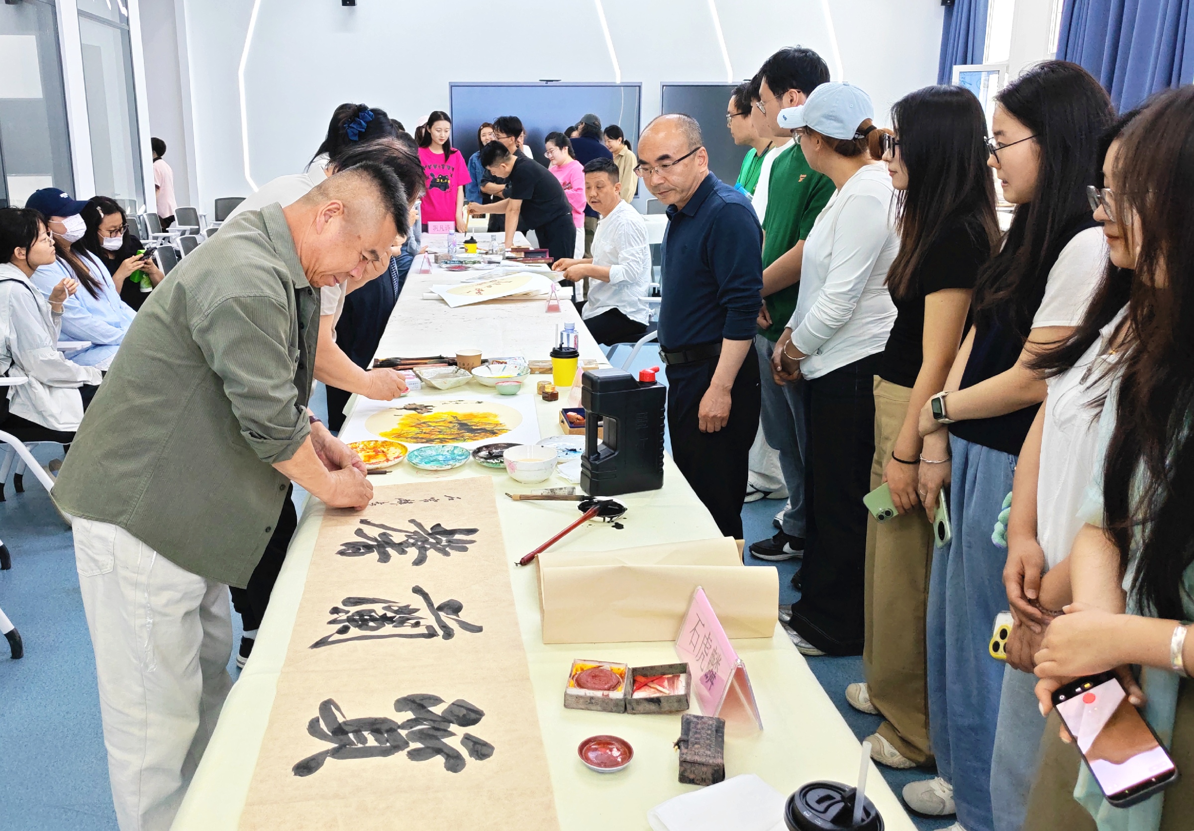 民进银川市委会开展“开明美育润桃李——墨香民进·书画进校园”主题活动.jpg