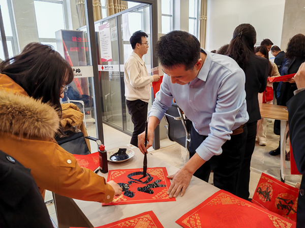 民进中宁县委会开展“春联万家·策马启新”活动1_副本.jpg 民进中宁县委会开展“春联万家·策马启新”活动1_副本.jpg