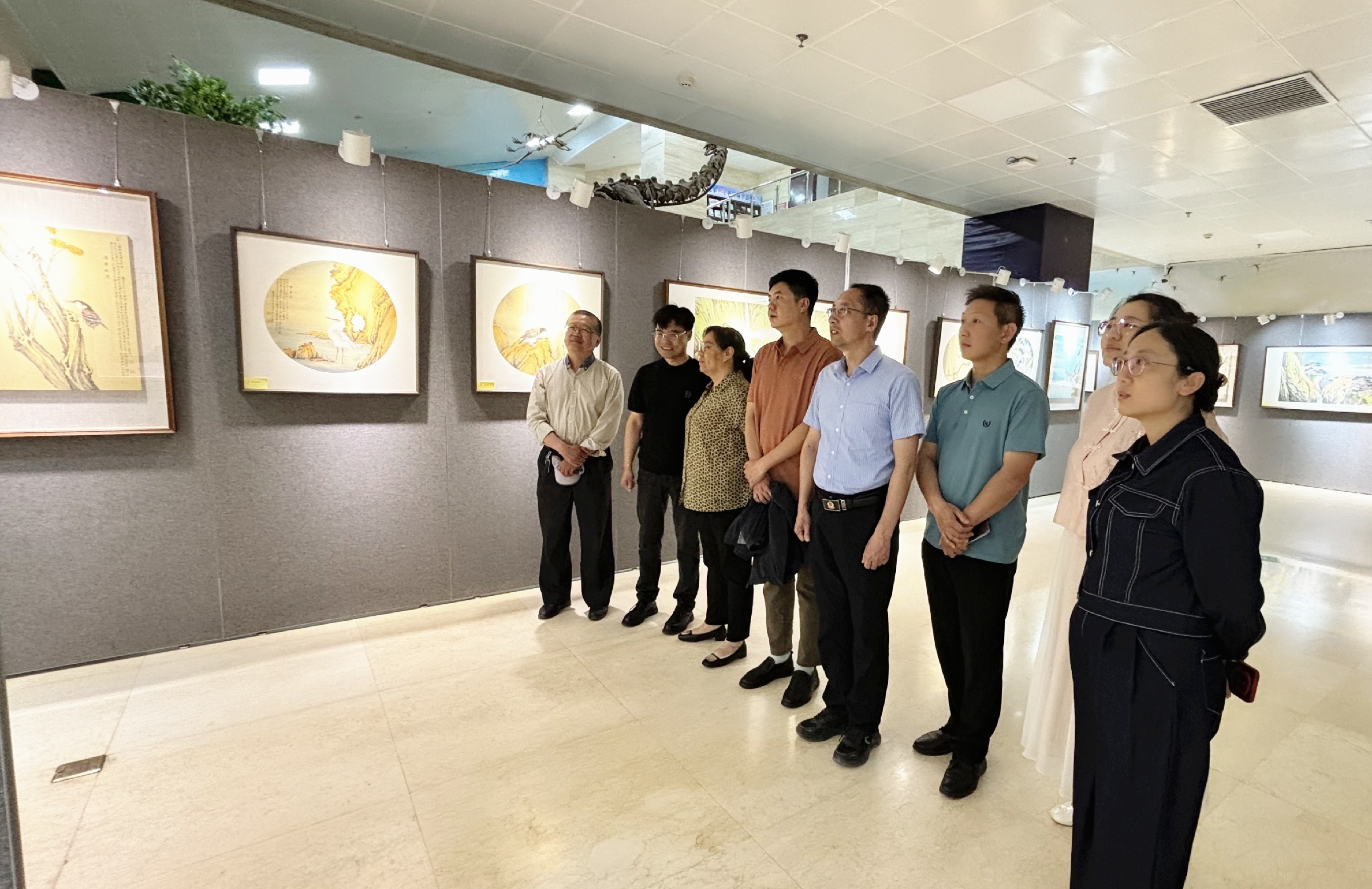 民进宁夏区委会组织参观会员王建平画展.jpg