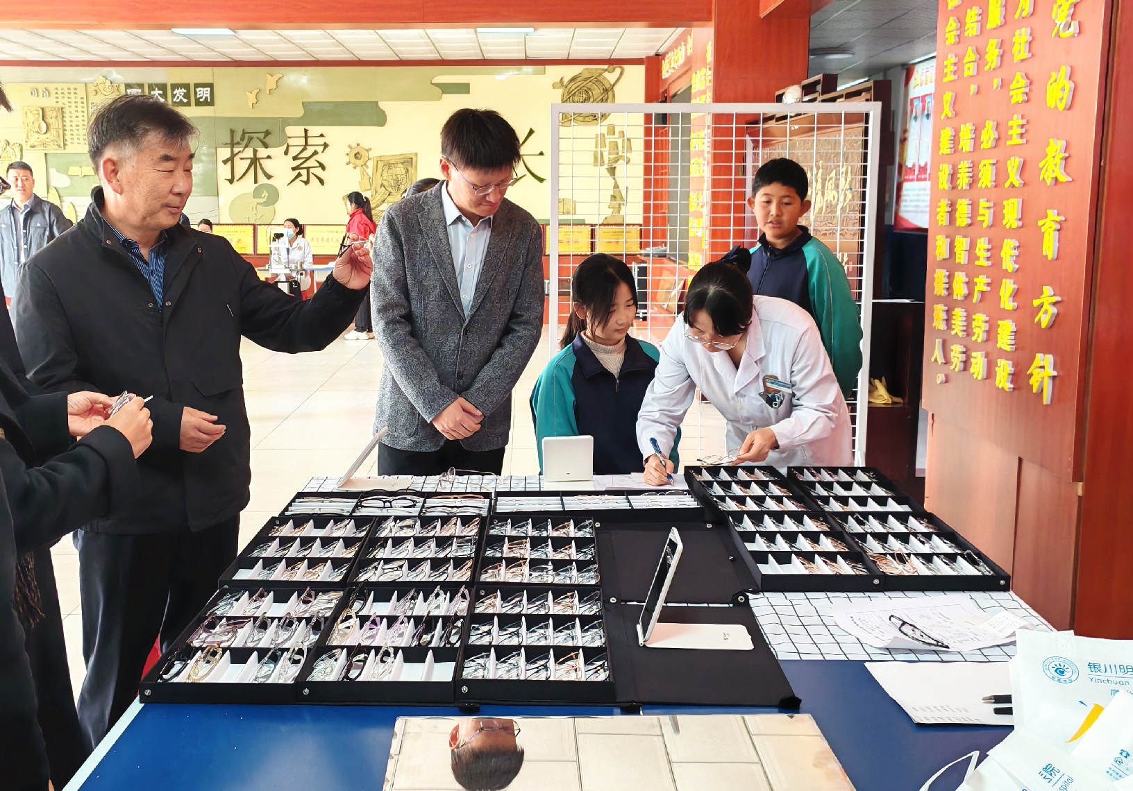 民进宁夏区委会组织会员单位开展“‘睛’彩闽宁 慈心守护”——明慈眼科助力贫困师生关爱活动2.jpg 民进宁夏区委会组织会员单位开展“‘睛’彩闽宁 慈心守护”——明慈眼科助力贫困师生关爱活动2.jpg