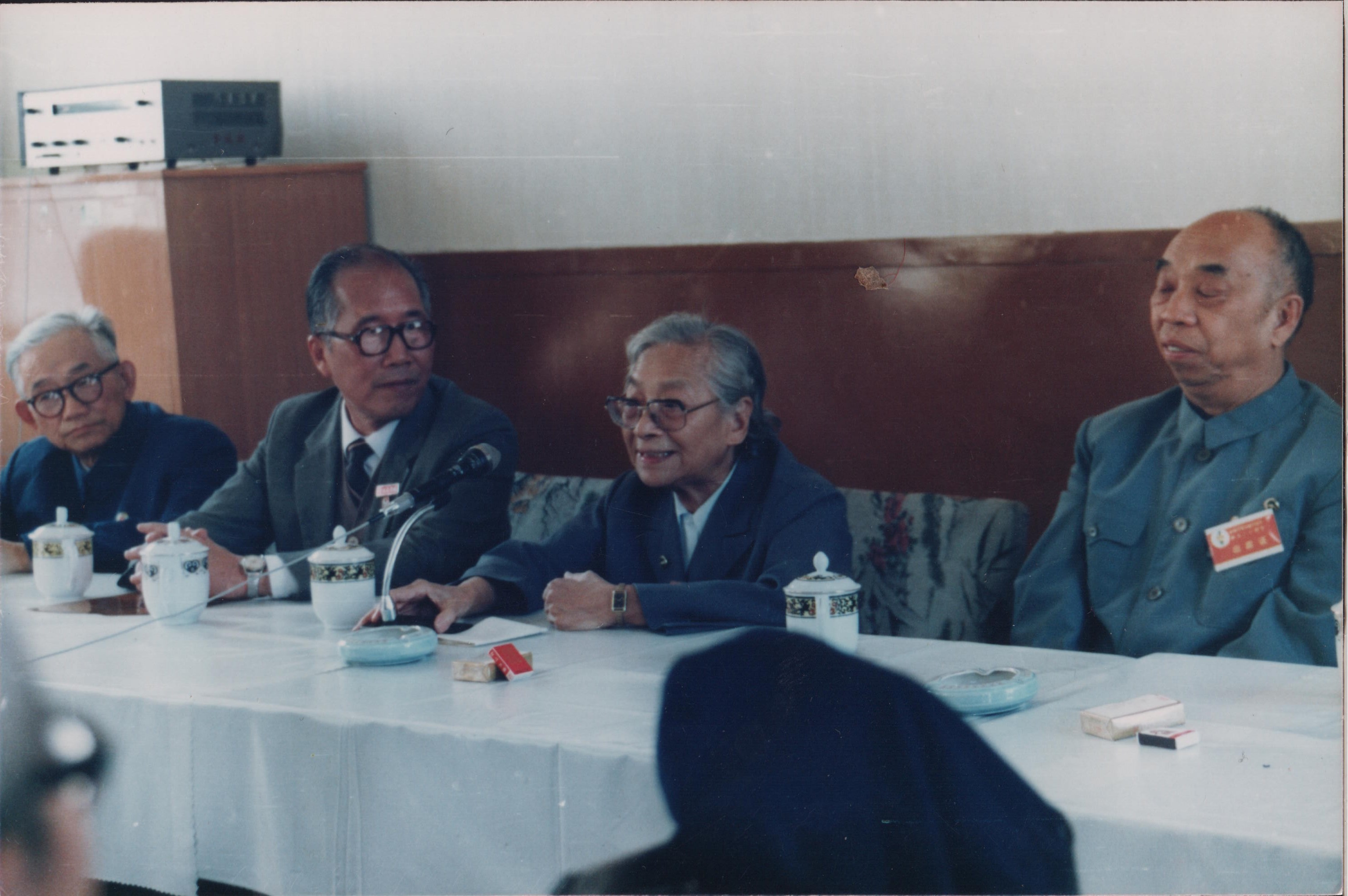 1988年10月，自治区成立30周年，中央代表团副团长、民进中央主席雷洁琼来宁期间，与会员亲切座谈.jpg