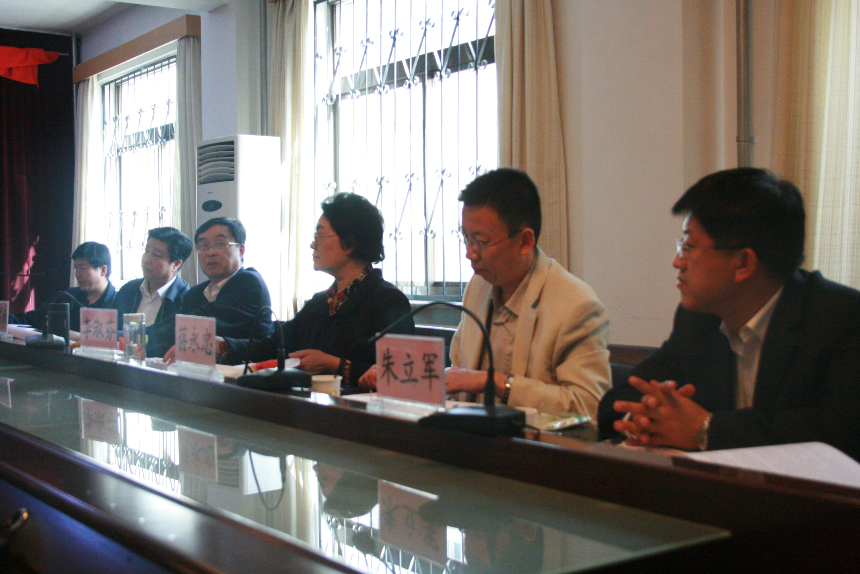 2009年4月，自治区政协主席项宗西，副主席李淑芬来区委会调研.JPG